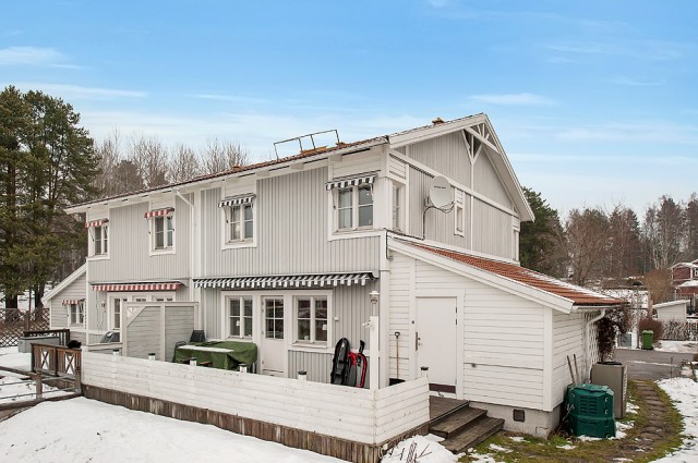 Vidbyggt stort förråd och carport